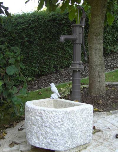 Handschwengelpumpe mit niedrigem Steintrog von Brunnensysteme Alois Hobmaier